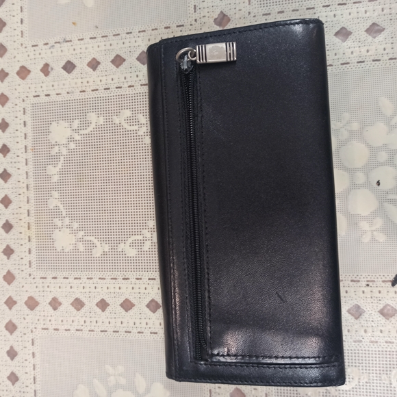 Kenneth Cole Black Leather Women's Hand Wallet with Silver Accent - Picture 4 of 14